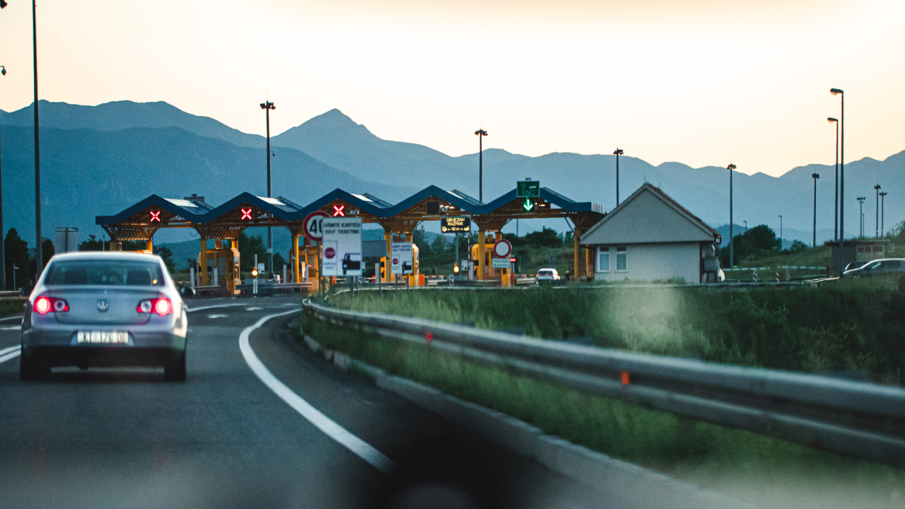 Kolnici vlažni i skliski, u unutrašnjosti magla