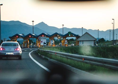 Vozilo u kvaru na autocesti između čvorova Podi i Šibenik