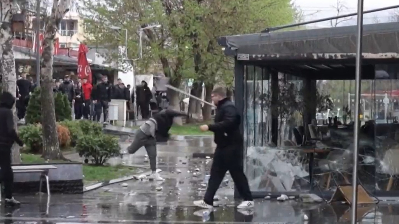 Neredi u Makedoniji: Prosvjednici uništili kafić vlasnika noćnog kluba u kojem je poginulo 59 osoba