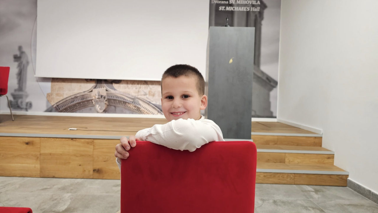 Andrija ima tek osam godina, a u Šibeniku je otvorio svoju prvu izložbu: 'Slikam od četvrte godine'