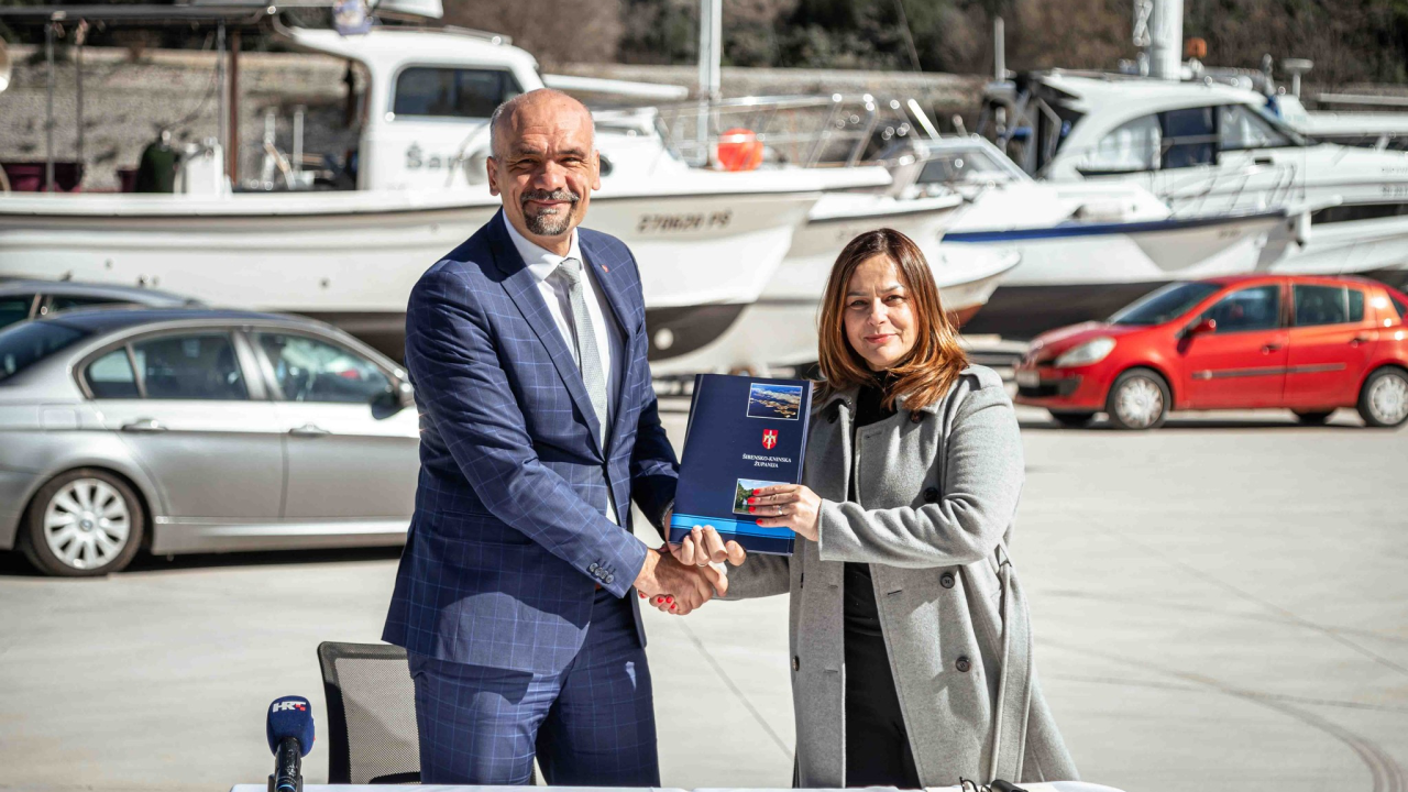 Župan Jelić i Jadranka Fržop potpisali ugovor o financiranju projekata: ‘Lučka infrastrukira nam je od iznimnog značaja’