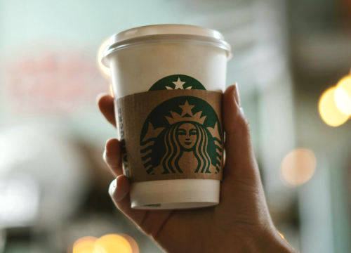 Starbucks mora platiti 50 milijuna dolara kupcu koji se opekao vrućim čajem