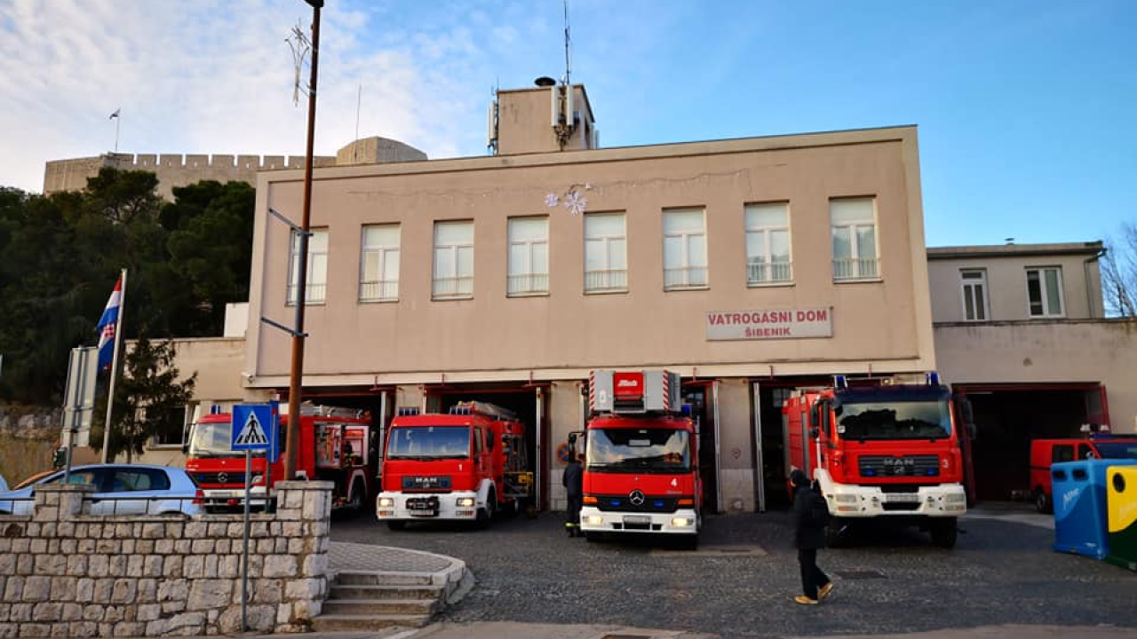 Aktivno jutro za šibenske vatrogasce: Asistencija, spašavanje i osiguravanje slijetanja helikoptera HMP-a