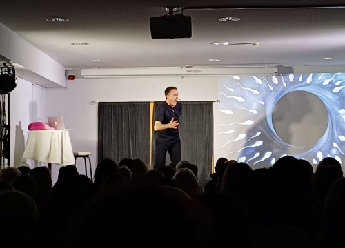 Tarik Filipović oduševio Kninjane monodramom 'Seks i glad'