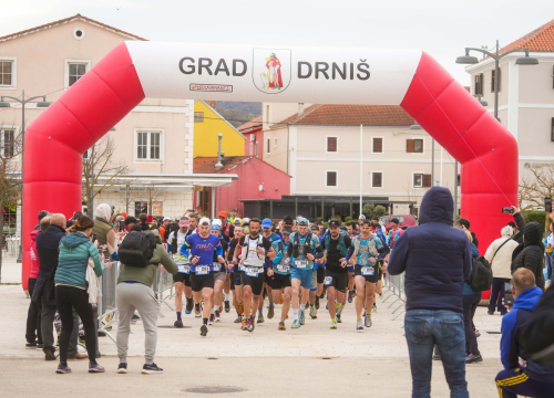Ni kiša ni vjetar nisu zaustavilii rekordan broj trkača na jučerašnjem Promina trailu 2025.