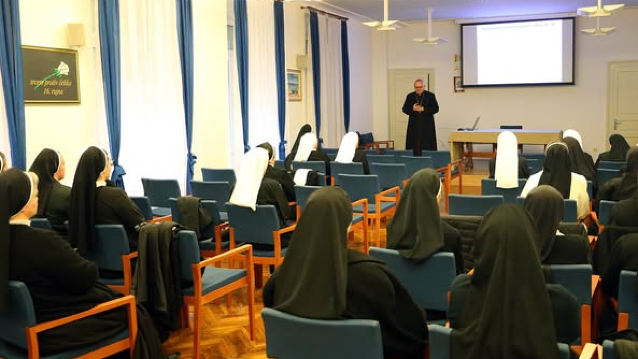 Održan korizmeni susret redovnica i biskupa Tomislava Rogića u Šibeniku