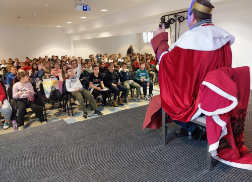 Sve zbog kralja Zvonimira: Učenici iz Solina i Knina u kninskoj knjižnici obilježili trajnu vezu svojih gradova