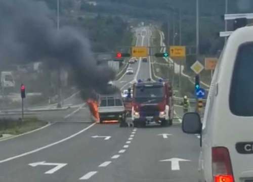 Na vodičkoj obilaznici zapalilo se manje teretno vozilo, vatrogasci na terenu