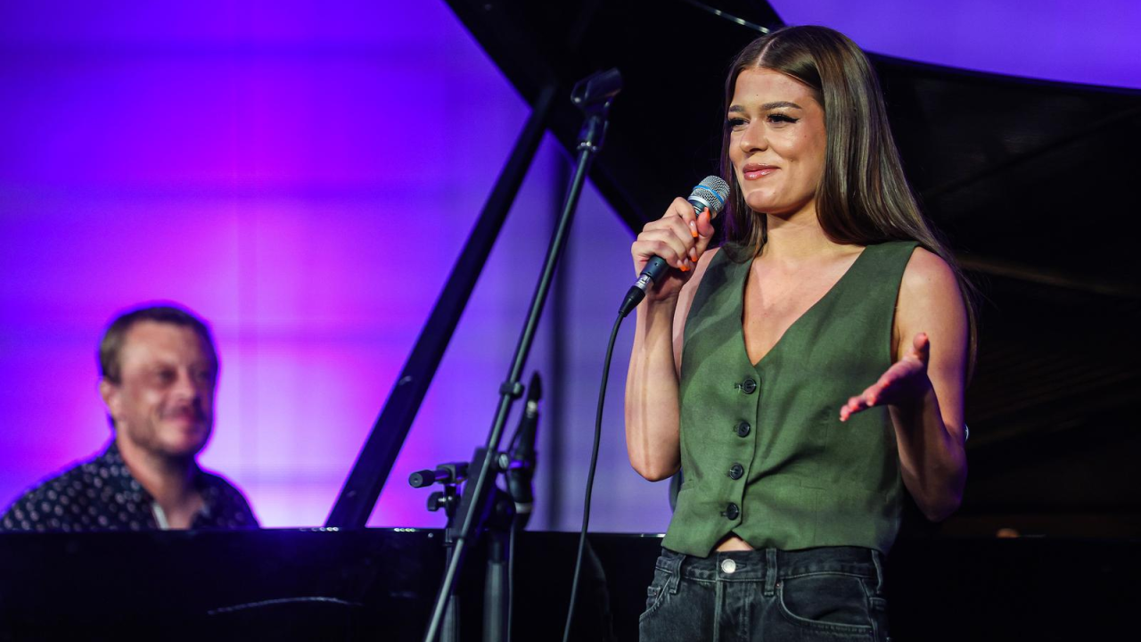 Lu Dedić zapjevala u čast legendarnog djeda Arsena