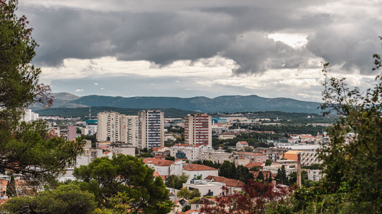 Petak oblačan s kišom i umjerenom burom