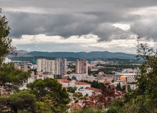 Petak oblačan s kišom i umjerenom burom