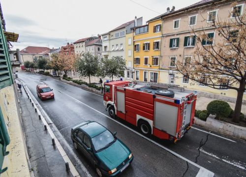 Požar niskog raslinja na području bivše vojarne u Šibeniku. Vatrogasci na terenu