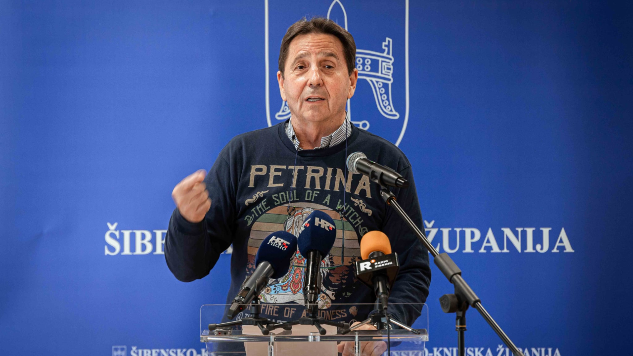 Petrina se na sjednici Županijske skupštine pojavio u zanimljivoj majici: 'Duša vještice, vatra lavice i srce hipija'
