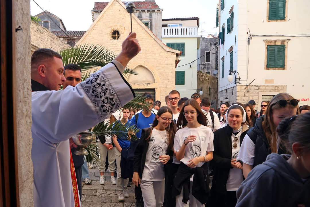 Mladi Šibenske biskupije hodočastili Križnim putem uoči Uskrsa
