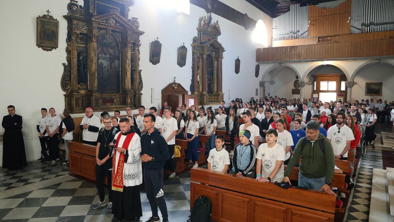 Mladi Šibenske biskupije hodočastili Križnim putem uoči Uskrsa