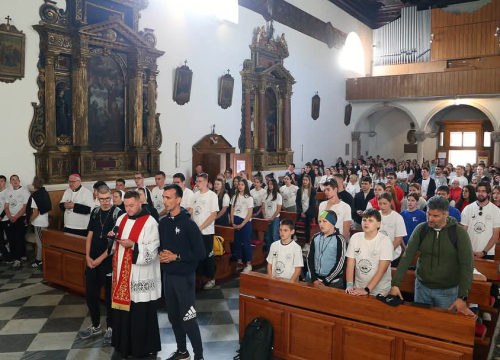 Fotografija 14 - Mladi Šibenske biskupije hodočastili Križnim putem uoči Uskrsa