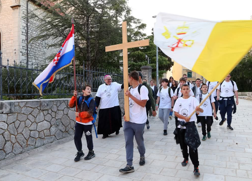 Fotografija 10 - Mladi Šibenske biskupije hodočastili Križnim putem uoči Uskrsa