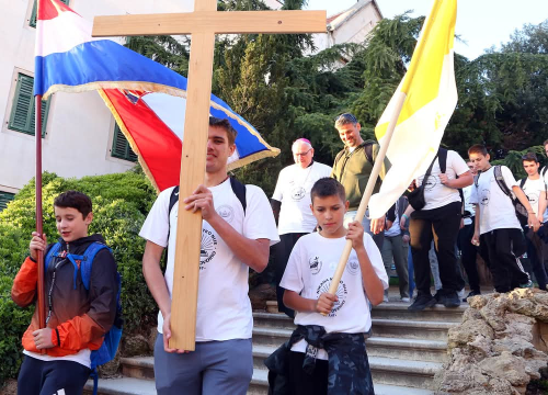 Fotografija 11 - Mladi Šibenske biskupije hodočastili Križnim putem uoči Uskrsa