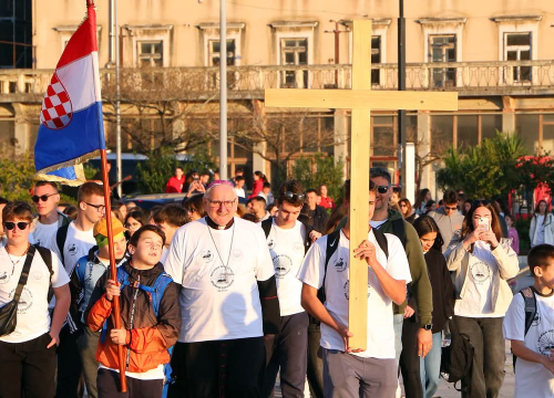Fotografija 8 - Mladi Šibenske biskupije hodočastili Križnim putem uoči Uskrsa