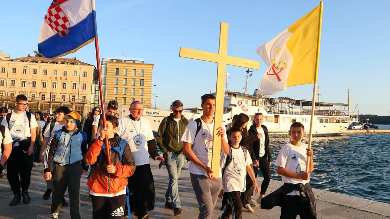Mladi Šibenske biskupije hodočastili Križnim putem uoči Uskrsa