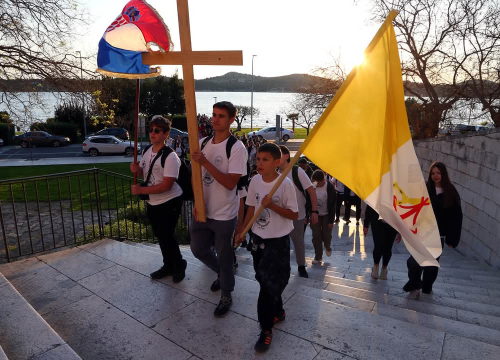 Fotografija 5 - Mladi Šibenske biskupije hodočastili Križnim putem uoči Uskrsa