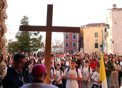Fotografija 3 - Mladi Šibenske biskupije hodočastili Križnim putem uoči Uskrsa