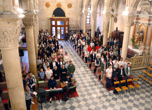 Fotografija 2 - Mladi Šibenske biskupije hodočastili Križnim putem uoči Uskrsa