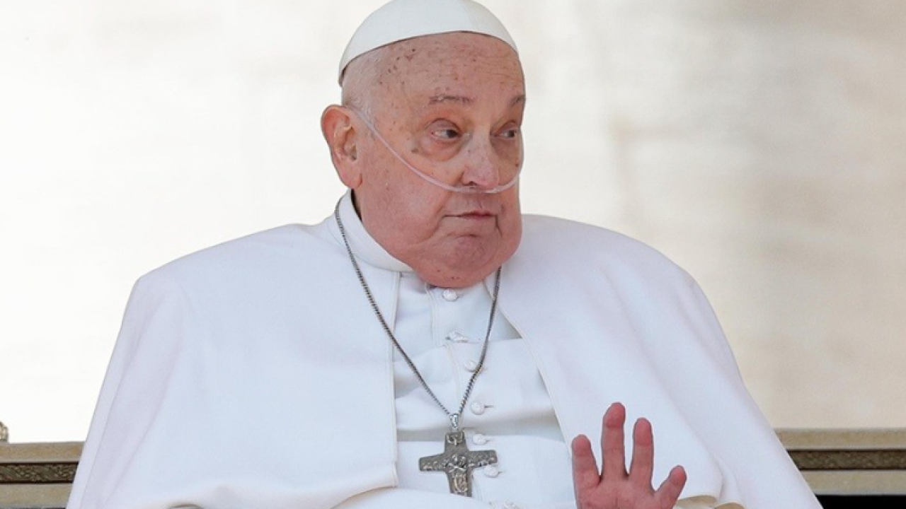 Papa se prvi put pojavio u javnosti nakon izlaska iz bolnice