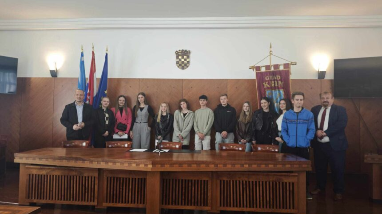 Poticaj za trud, učenje i izvrsnost: Grad Knin dodijelio stipendije za 20 učenika i studenata