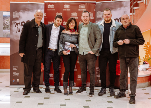 Fotografija 6 - Ljubitelji kazališta s velikim zanimanjem 'pohrlili' u Vodice na premijeru predstave šibenskog HNK