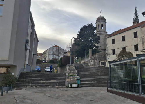 Drnišani predlažu ali i biraju kojoj inicijativi dati podršku: Igralište, pametne klupa i defibrilator, kino na otvorenom...