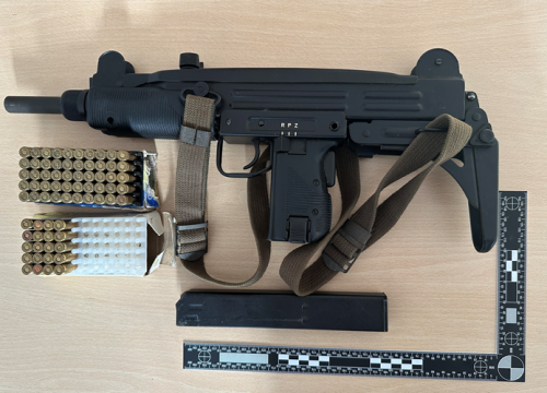 Policija u Kninu 65-godišnjaku zaplijenila strojnicu i više desetaka komada streljiva