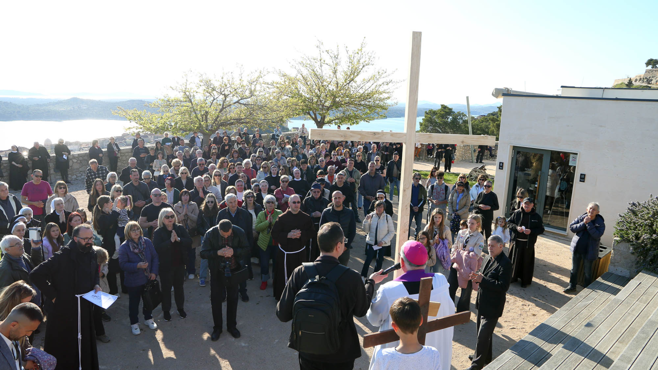 U duhu zajedništva i obitelji: Vjernici Šibenika križnim putem pješačili do Baronea
