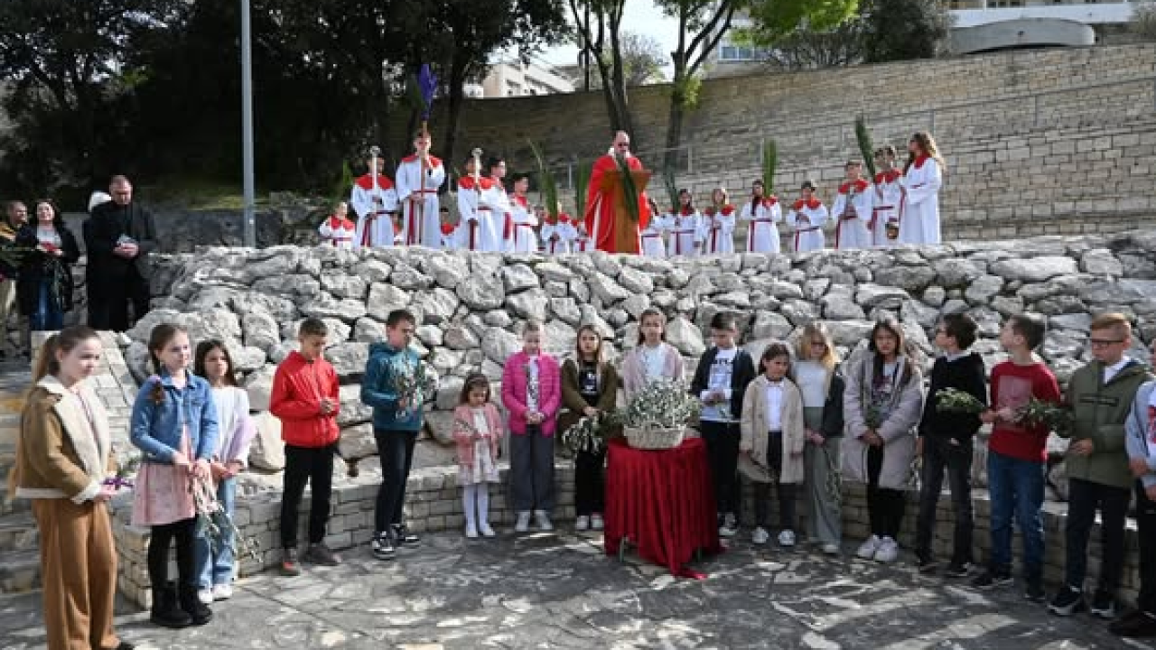 Svečanim ophodom na Šubićevcu proslavljena Cvjetnica