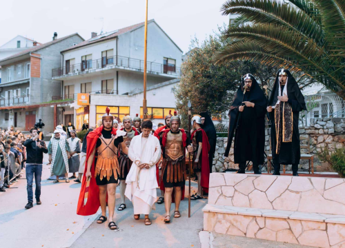 Fotografija 2 - Župljani izveli snažno uprizorenje 'Muke' uoči Velikog tjedna