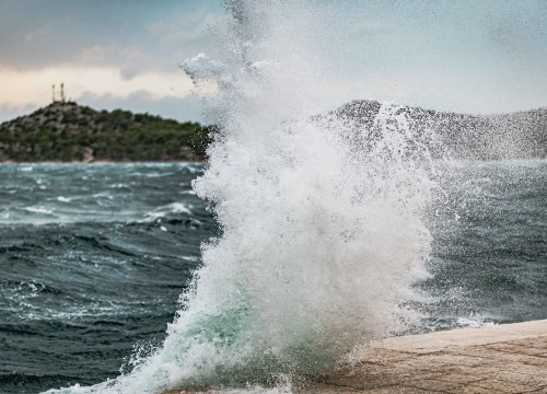 Prekinute pruge prema šibenskim otocima: Očekuju se valovi do šest metara
