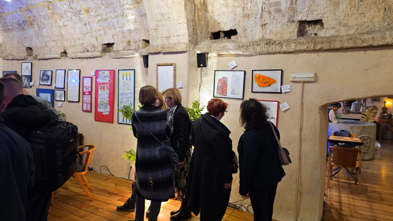 Zvonimir Vila i njegovi 'Vilenjaci' napunili Azimut: Otvorena izložba radova djece iz Centra 'Šubićevac'