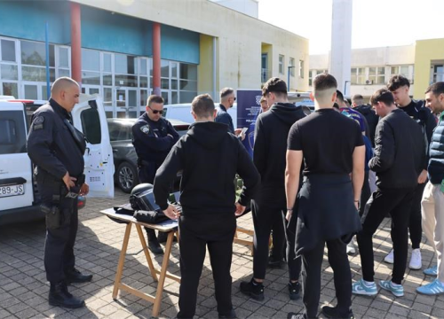 Održana kampanja 'Budi zakon': Policajci predstavili svoje zanimanje učenicima i građanima