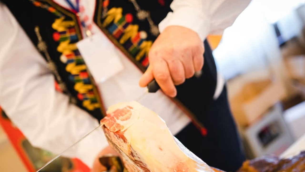 Pakovo selo dobit će 'Kuću drniškog pršuta': Županija i Grad Drniš potpisali ugovor o suradnji