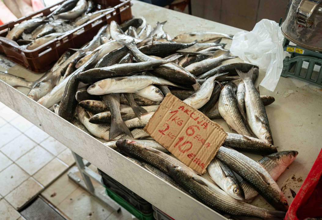 Veliki petak na šibenskoj pijaci: Traži se meso i zelenje, na peškariji nema gužve