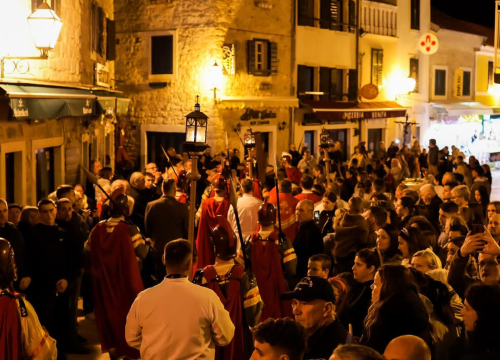 Fotografija 10 - Veliki petak u Vodicama obilježen mirnom procesijom kroz grad