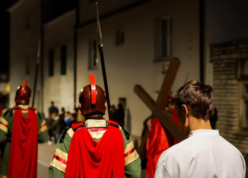 Fotografija 5 - Veliki petak u Vodicama obilježen mirnom procesijom kroz grad