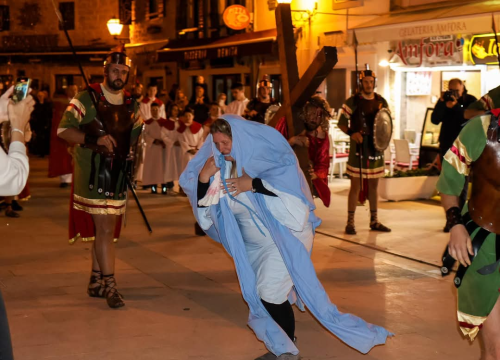 Fotografija 4 - Veliki petak u Vodicama obilježen mirnom procesijom kroz grad
