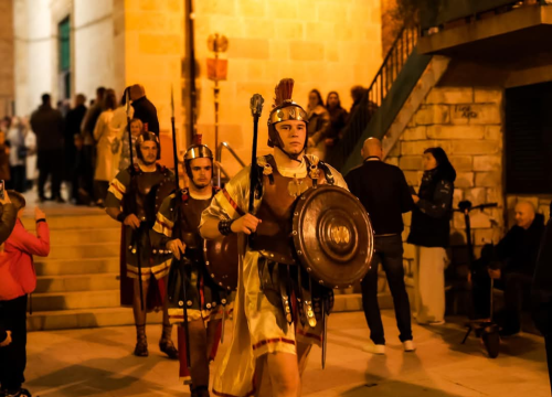 Fotografija 3 - Veliki petak u Vodicama obilježen mirnom procesijom kroz grad