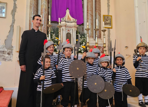 Male Žudije u crkvi Velike Gospe: Mališani iz tribunjske Masline sudjelovali u običaju čuvanja Isusova groba