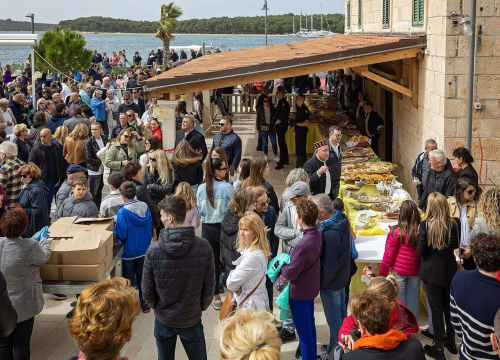 Uskrsni doručak ispod crkvenih skalina ponovno okuplja mještane Rogoznice i goste