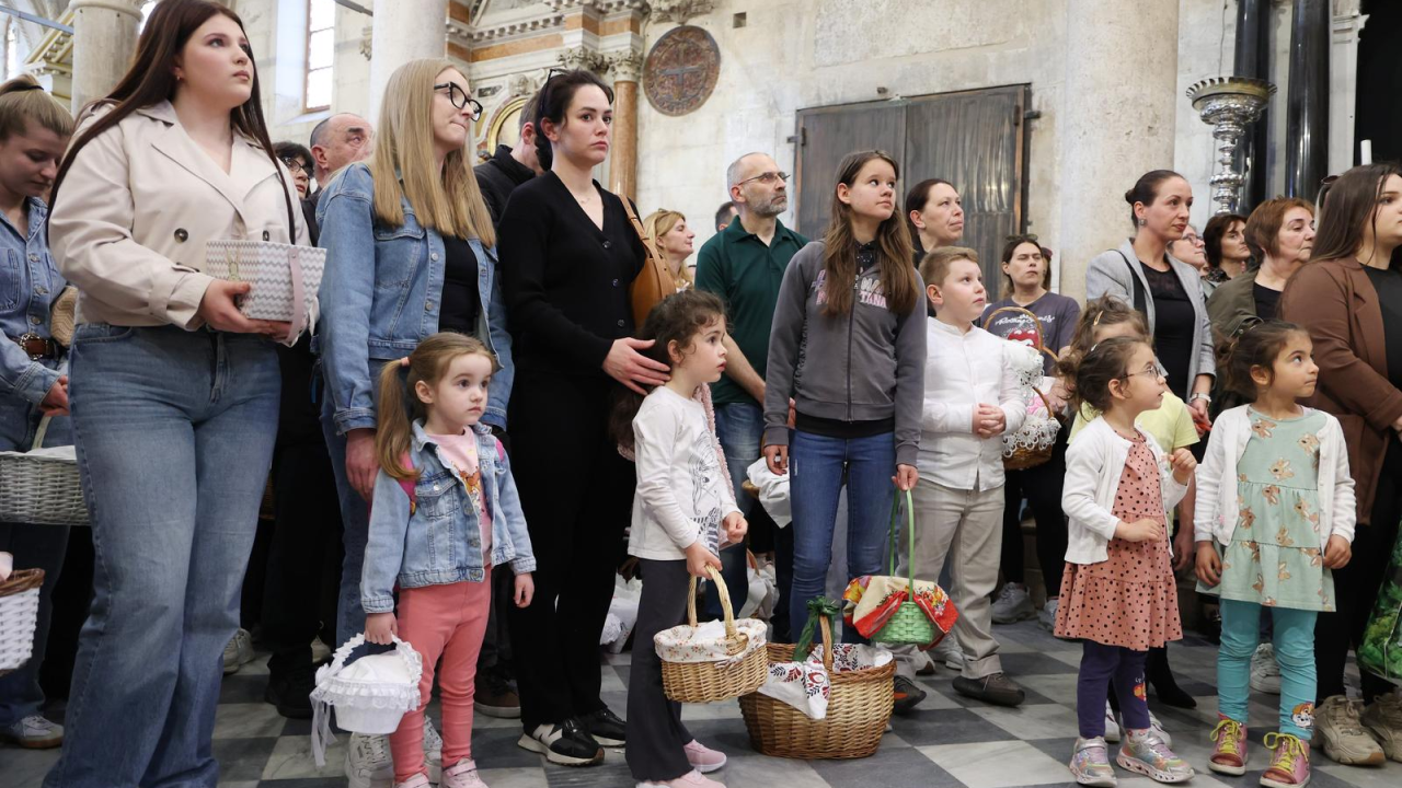 Završetak korizmenog posta: Blagoslov hrane u šibenskoj katedrali okupio brojne vjernike