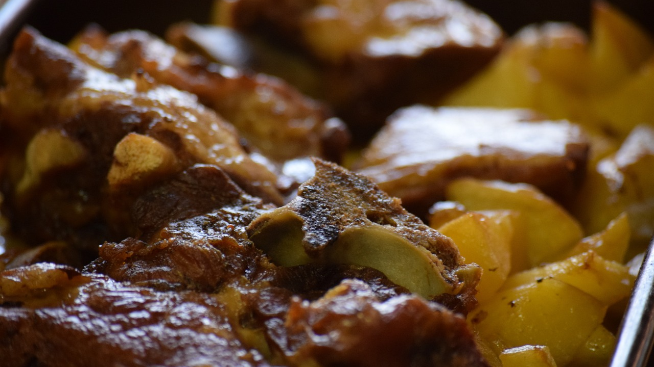 Uz nezaobilaznu šunku, na današnjem meniju je i pečeno meso. Evo par recepata uz koje će ispasti savršeno