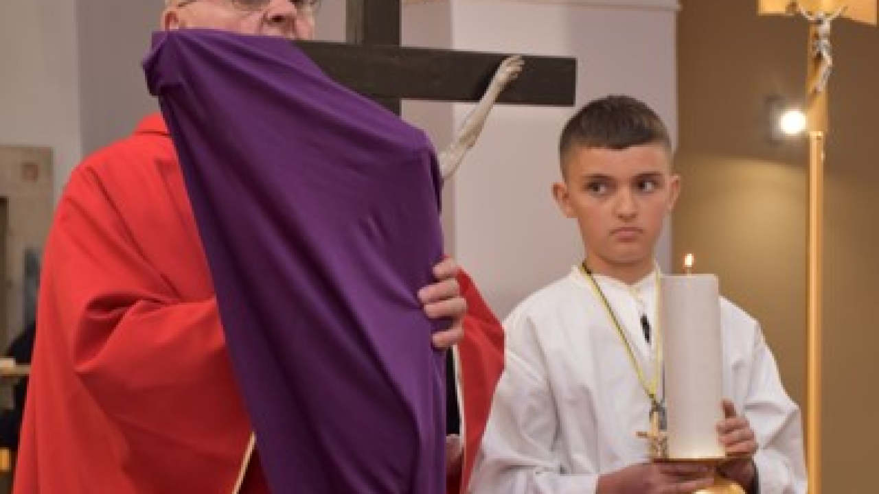 Župljani Marijina Uznesenja u Mirlović Zagori i ove godine uprizorili čuvanje Kristova groba