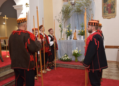 Župljani Marijina Uznesenja u Mirlović Zagori i ove godine uprizorili čuvanje Kristova groba